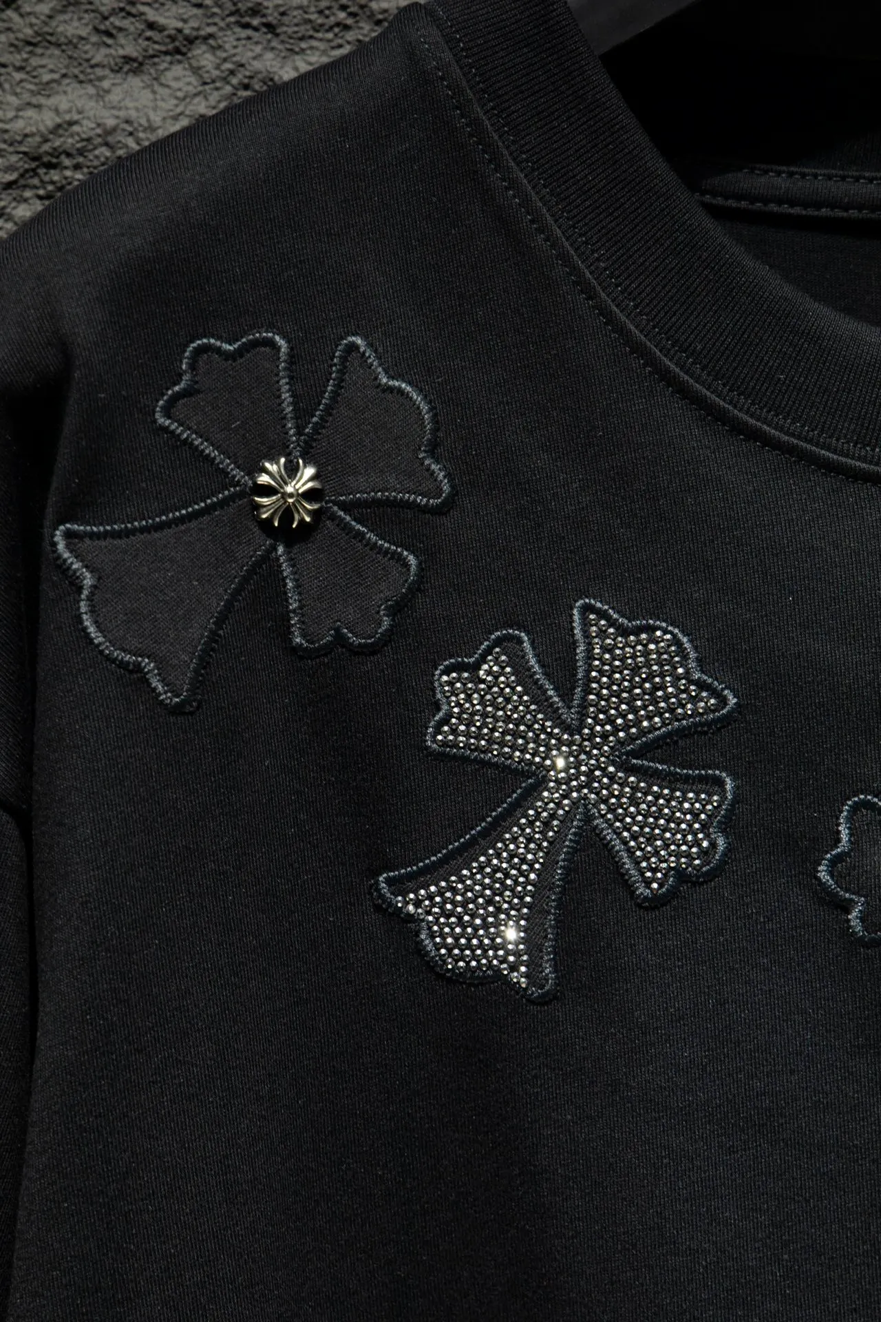 P180 🆕Chrome Hearts os version is really charming and Chrome Hearts is really a must-have. Each season's new version is made to the extreme. It is very practical and can be worn casually. Nice✔️ - ⚠️100% cotton. It is made of 32-count double yarn, 260-gram weight fabric and imported knitted carded cotton. It has moderate thickness, drape and contour, and the upper body is comfortable! ! It is very tolerant to fat body types and can instantly lose five pounds after wearing it!  Specially ordered multiple Austrian rhinestones, which have the bling bling effect of natural crystals under light. They have multi-faceted reflective points. The production cost is extremely high. The laser molding includes a computer engraving machine and a laser machine. The granules are accurate, and are finalized by high-temperature ironing. After ironing, you need to repeatedly test the firmness on the ironing pattern. It can show colorful reflections under the light. The collar webbing extends to the shoulder for reinforcement, and the stitching is reversed at the connection. The hem and cuffs are all made of 0.2mm gauge double-thread lathe. It is carefully produced at a high cost. The attitude of making goods with a magnifying glass restores the quality and effect of the product. The full set of customized accessories only presents every detail to customers. The letters are machine embroidered with imported materials after being adjusted according to the original details. The thickness is moderate. The hardware uses imported hardware accessories. Front panel # Back panel Simple elements # Artistically arranged English letters. Imported Tajima high-density heavy-duty embroidery technology. The font is three-dimensional and full. Handmade elements are added to the body, which greatly increases the interest of the clothing; unique visual effects. After special treatment, a unique effect is formed. An irregular hem is added to the version. This year's Kroxin is the main version. In the past two years, the oversize version has become the focus of the trend and has been a popular staple in the past two years. The change of designers has made this brand an instant hit. The progressive fashion of the times also needs the blood impact of fresh elements and trendy designs in order to continue its glory! It’s stylish both inside and outside, a must-have for high street travel! An absolute "eye-catching style" that can match couples 💏 Color: Black White Size: S M L XL